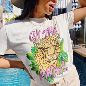 Show Me Your Mumu “On the Prowl” graphic tee EUC